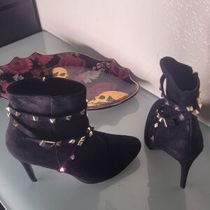 Chic Black Heeled Boots with Gold Accents